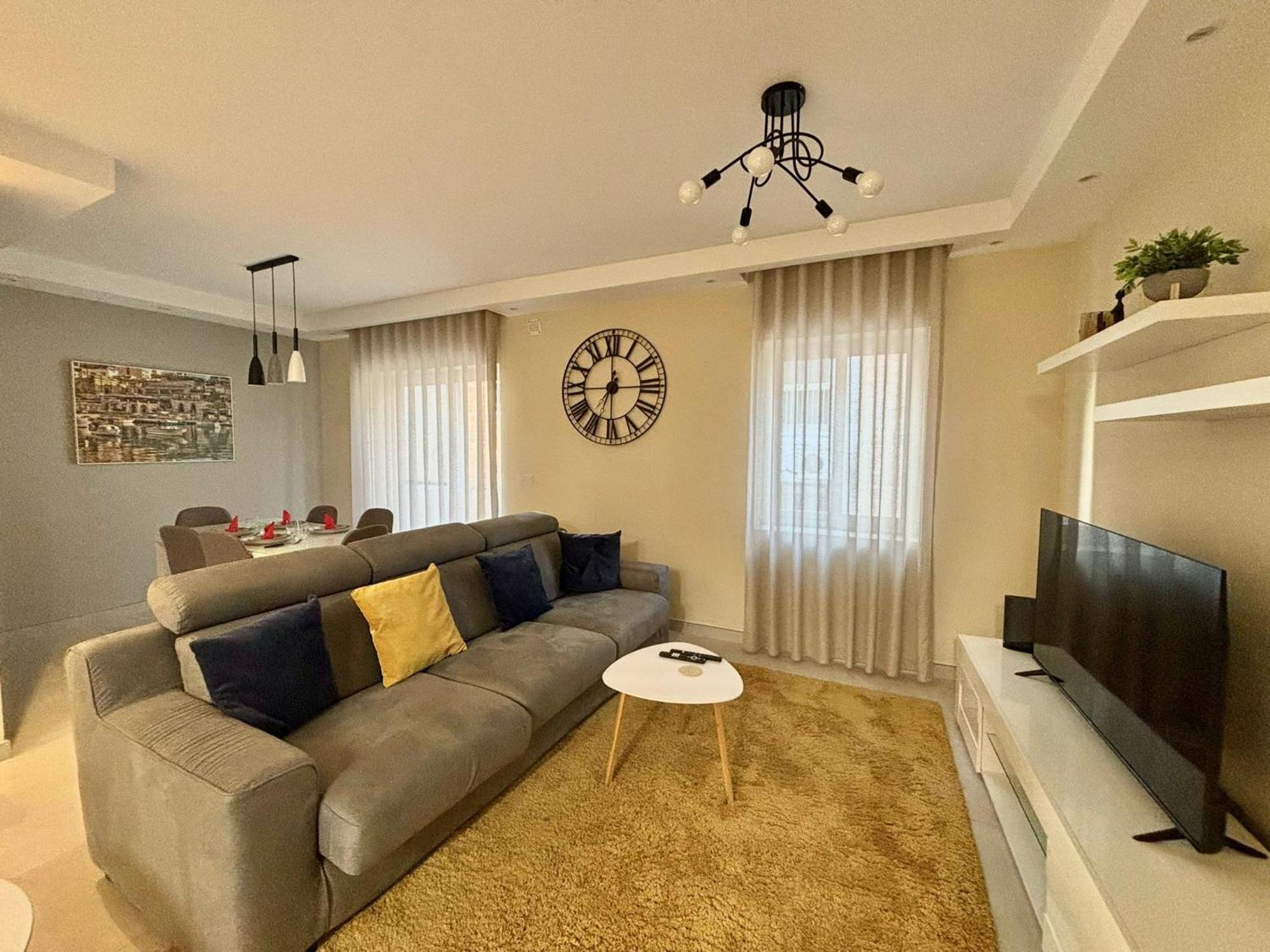 Stylish 2 Bedrooms In *